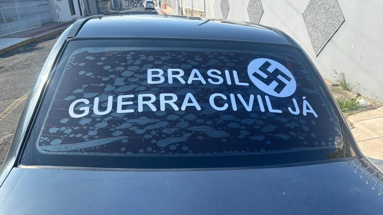 Araranguá: carro com símbolo nazista é apreendido e motorista preso