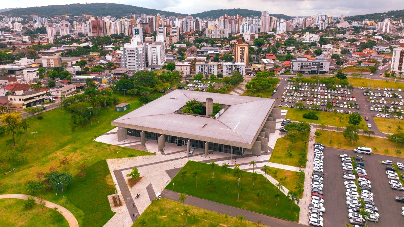 Prefeitura de Criciúma lança edital de concurso com salários acima de R$ 16 mil