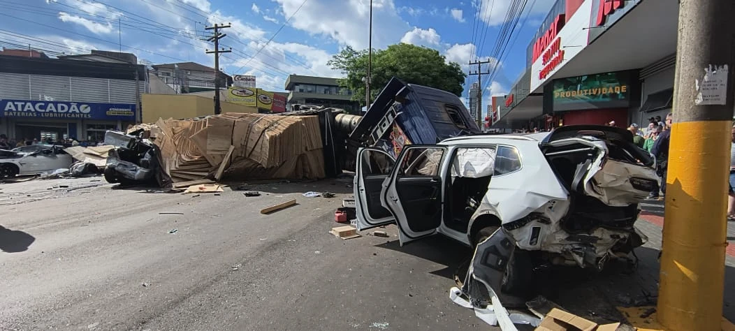 Caminhão carregado de madeira provoca grave acidente e deixa cerca de dez feridos em Chapecó 2 galeria-3
