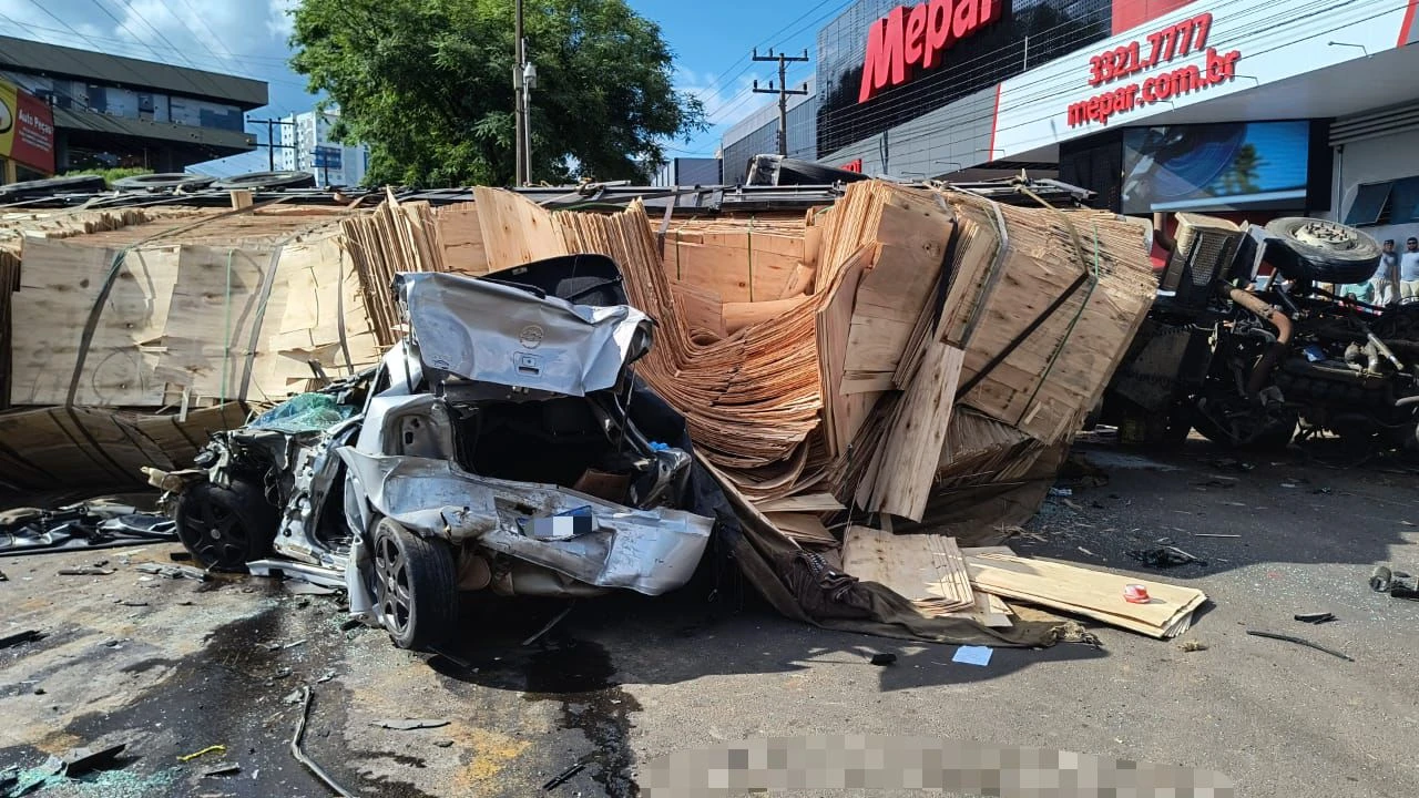 Caminhão carregado de madeira provoca grave acidente e deixa cerca de dez feridos em Chapecó 1 galeria-0
