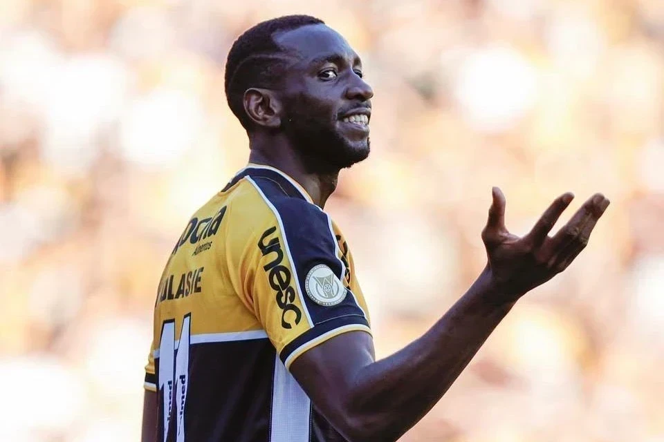 ‘Foi aqui onde fiz meu nome no Brasil’, diz Bolasie após voltar ao Heriberto Hülse