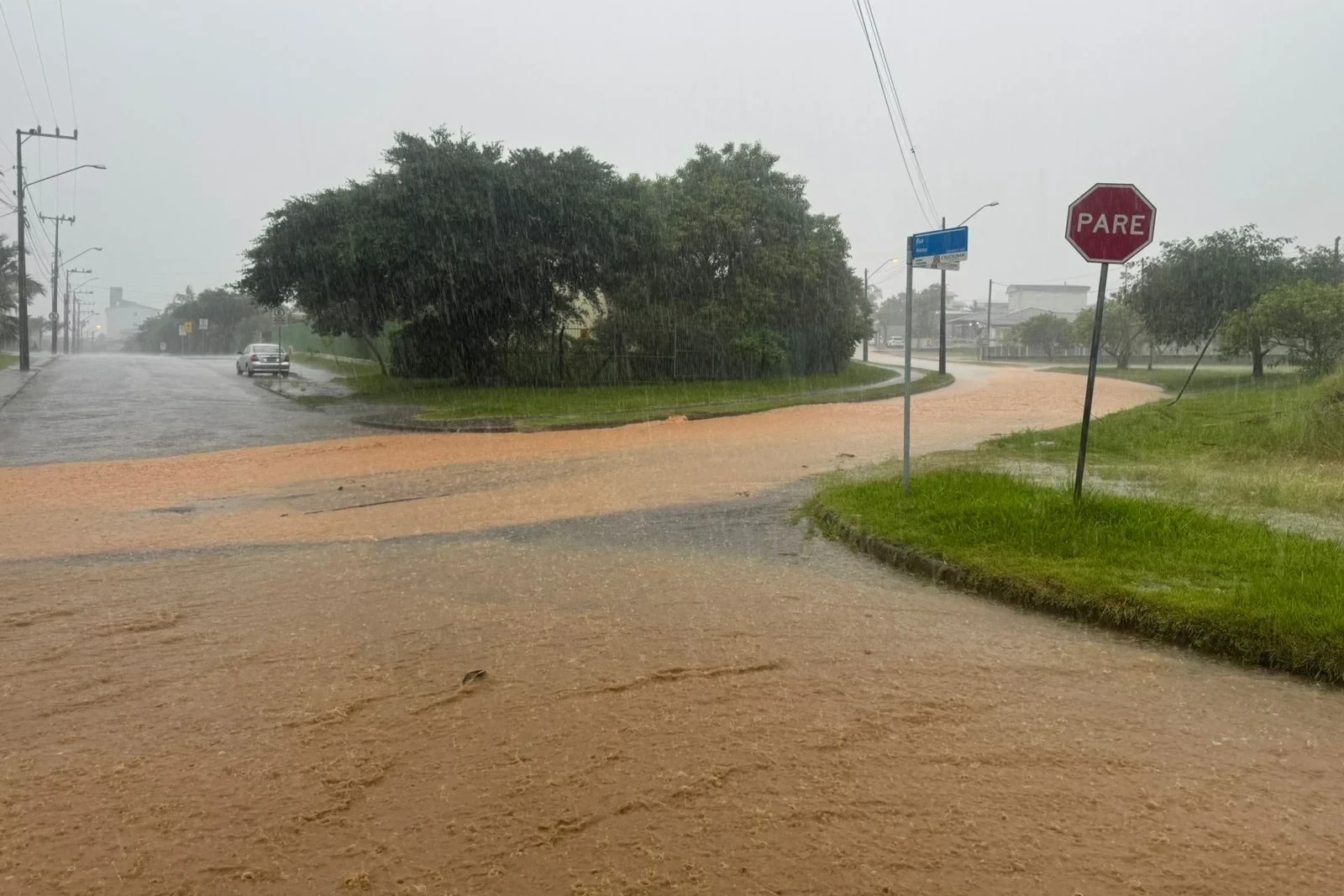 Chuva com trovoadas provoca alagamentos em Criciúma