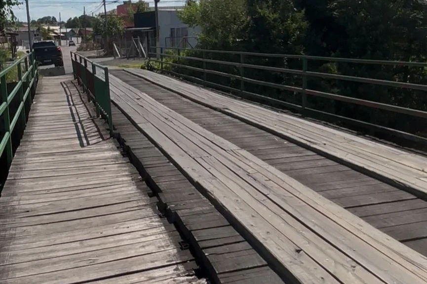 Vereador relata acidente em ponte de madeira e cobra melhorias: 'Estamos muito preocupados'
