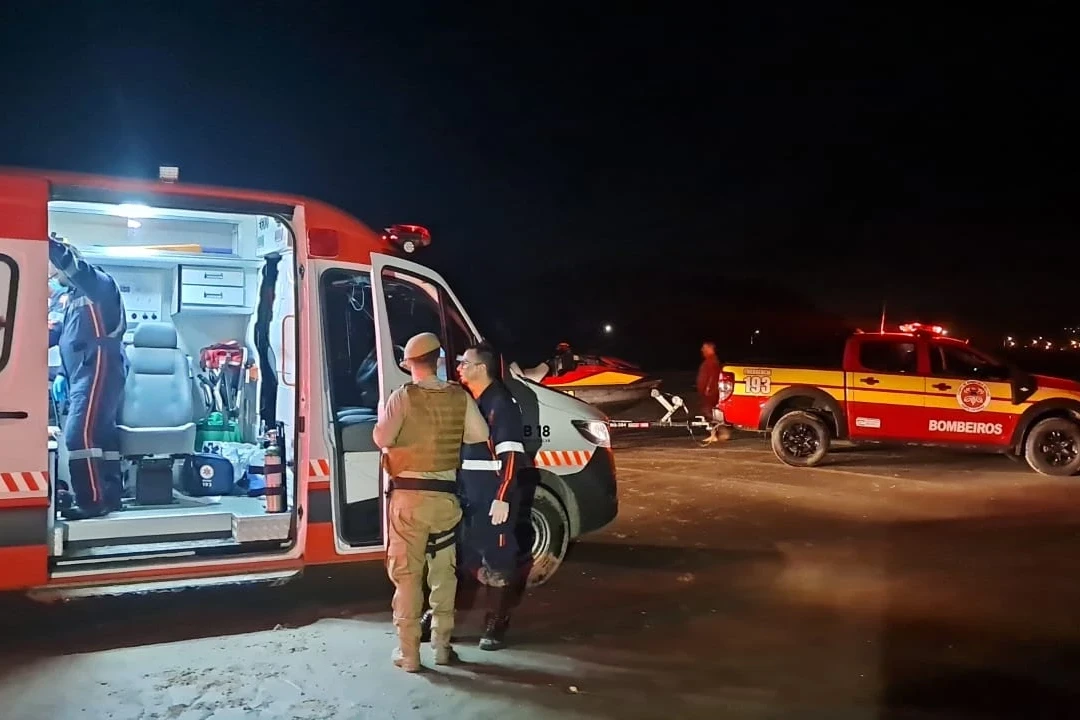 Mulher morre afogada após entrar no mar com namorado