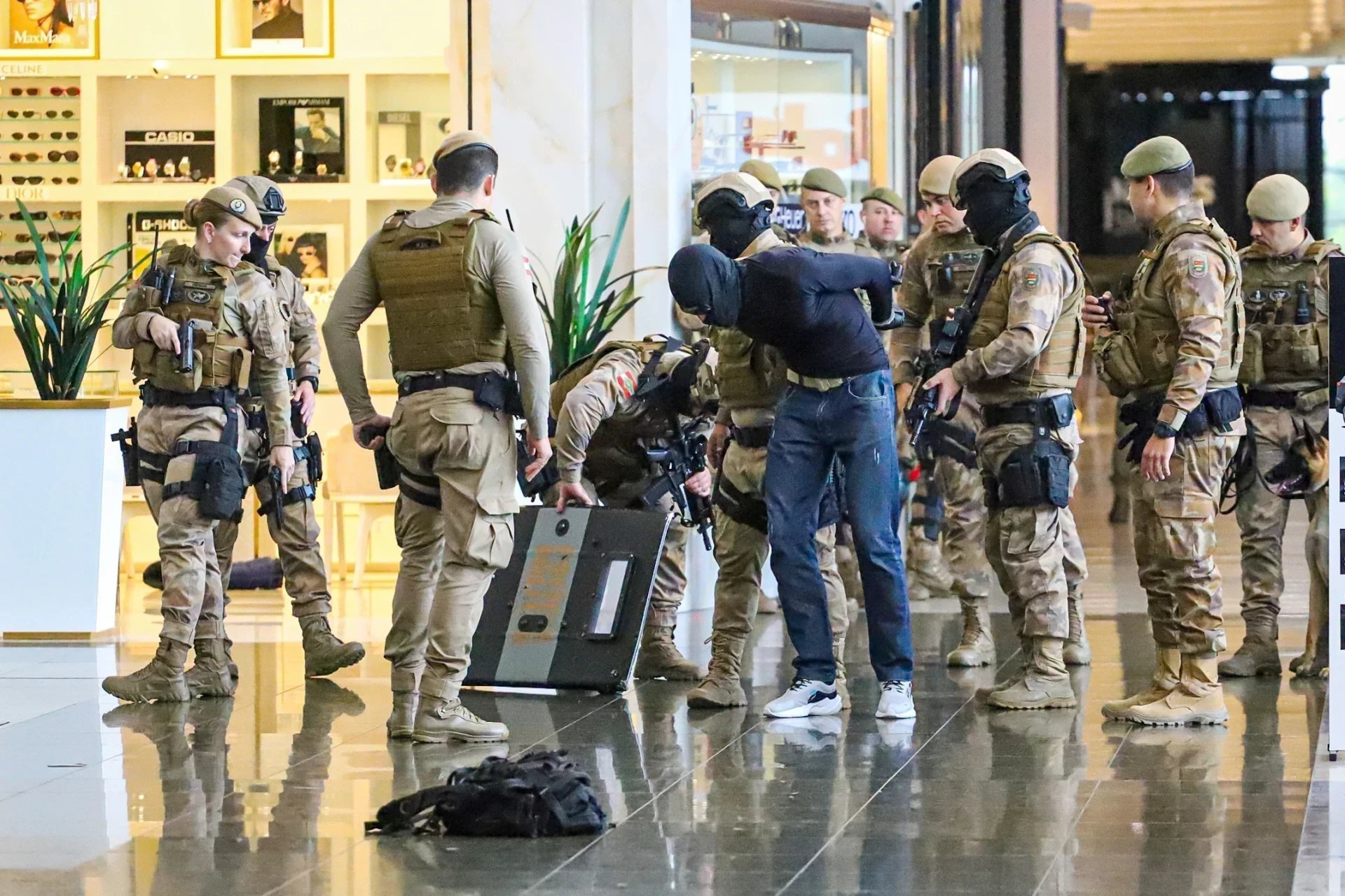 Fotos e vídeos: Polícia Militar simula roubo com refém no Nações Shopping