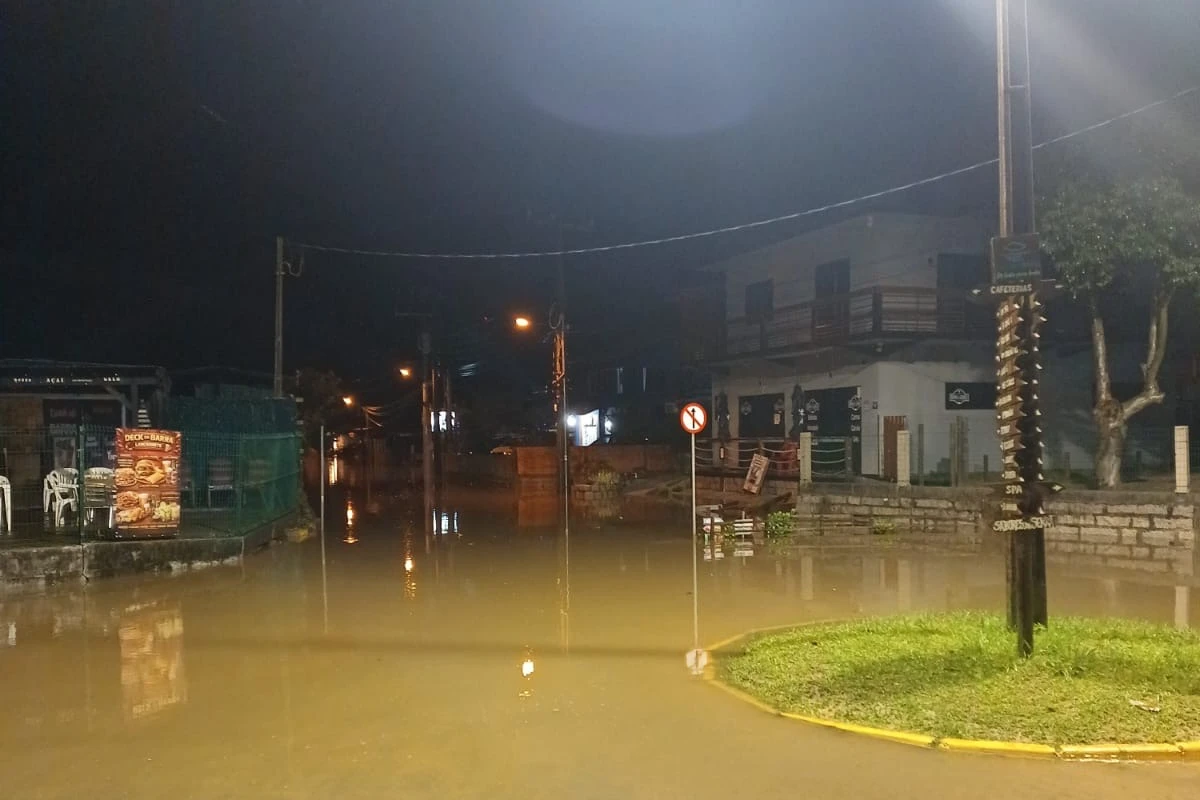 Fotos: chuva forte provoca alagamentos e deixa oito desalojados em Imbituba