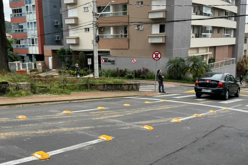 Criciúma: DTT instala tachões e altera sentido de rua para evitar acidentes na Hercílio Luz