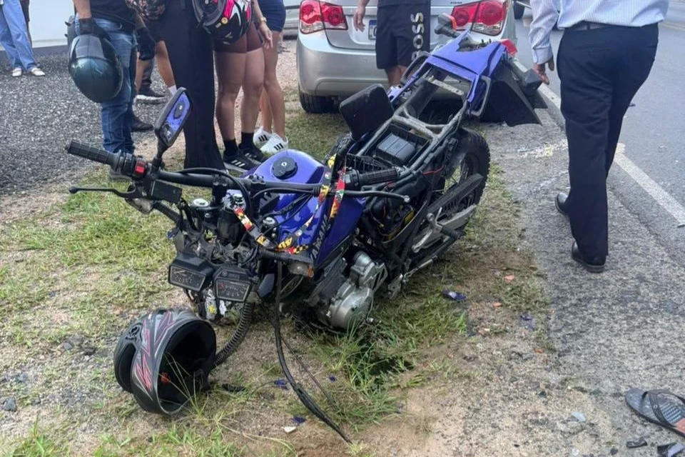 Adolescente de 13 anos morre após grave colisão entre carro e moto na SC-390