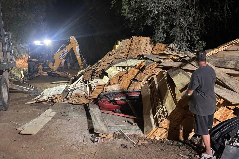 Gestante e marido morrem após caminhão cair sobre veículo na SC-435, em São Bonifácio