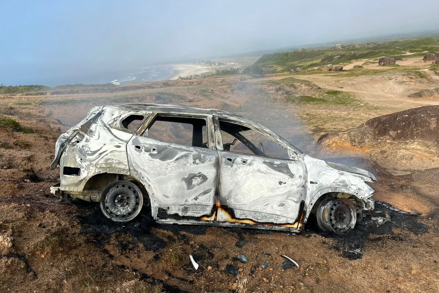 Laguna: corpo carbonizado é encontrado dentro de carro em chamas