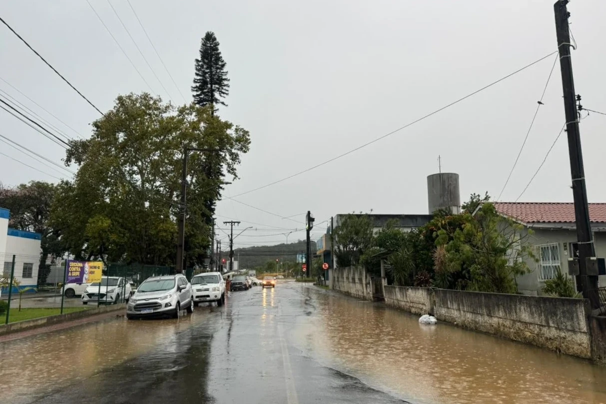 Vídeos: tarde de quinta-feira tem chuva intensa, granizo e queda de energia no Sul de SC