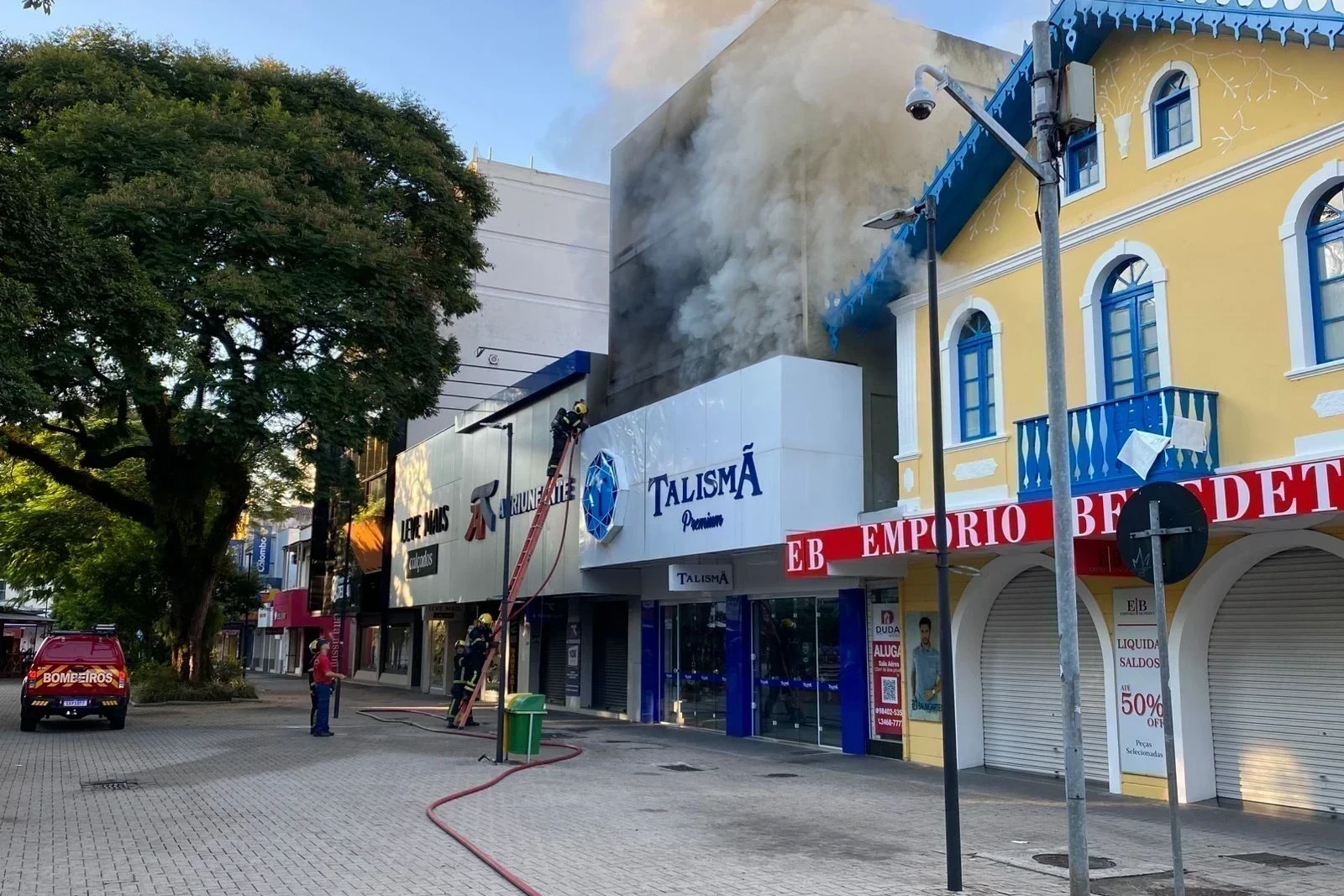 Vídeos: incêndio em prédio mobiliza bombeiros na Praça Nereu Ramos, em Criciúma