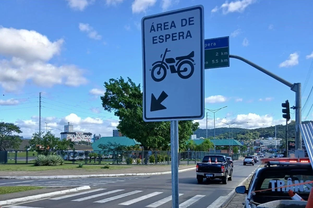Novas áreas de espera exclusiva para motos são colocadas em Criciúma