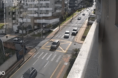 Vídeo: acidente entre dois veículos é registrado na rua Hercílio Luz, em Criciúma