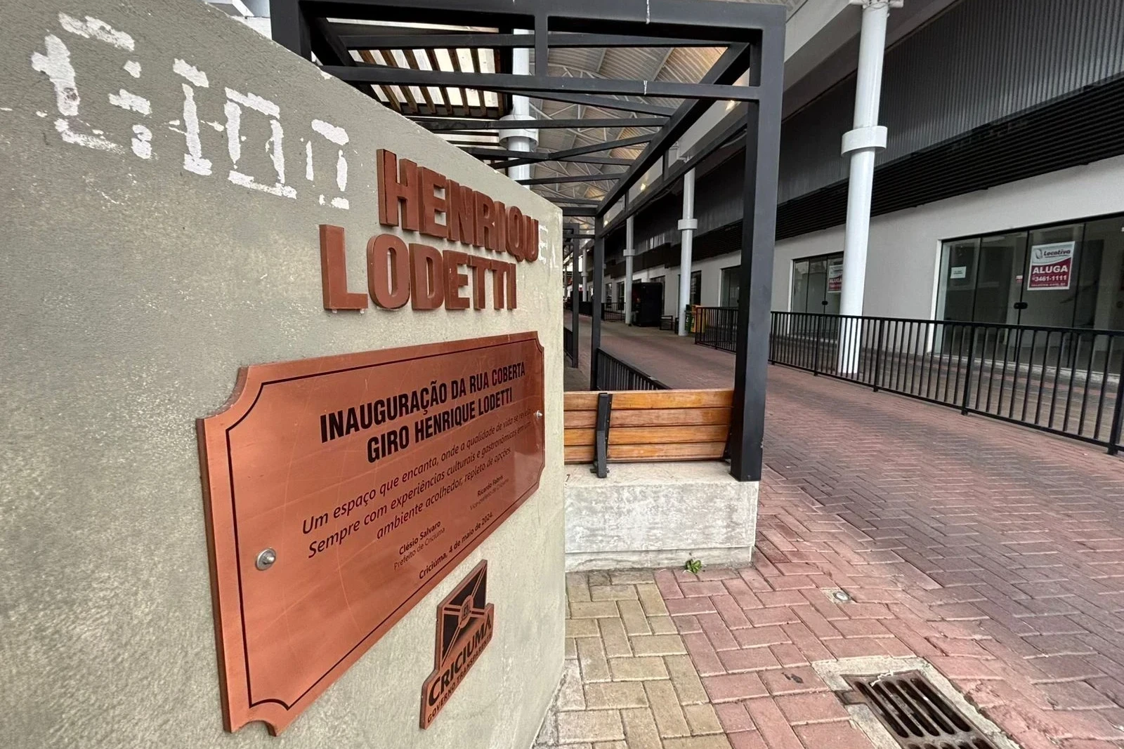 Rua Coberta completa dois anos de inauguração com prejuízos e reclamações de comerciantes em Criciúma