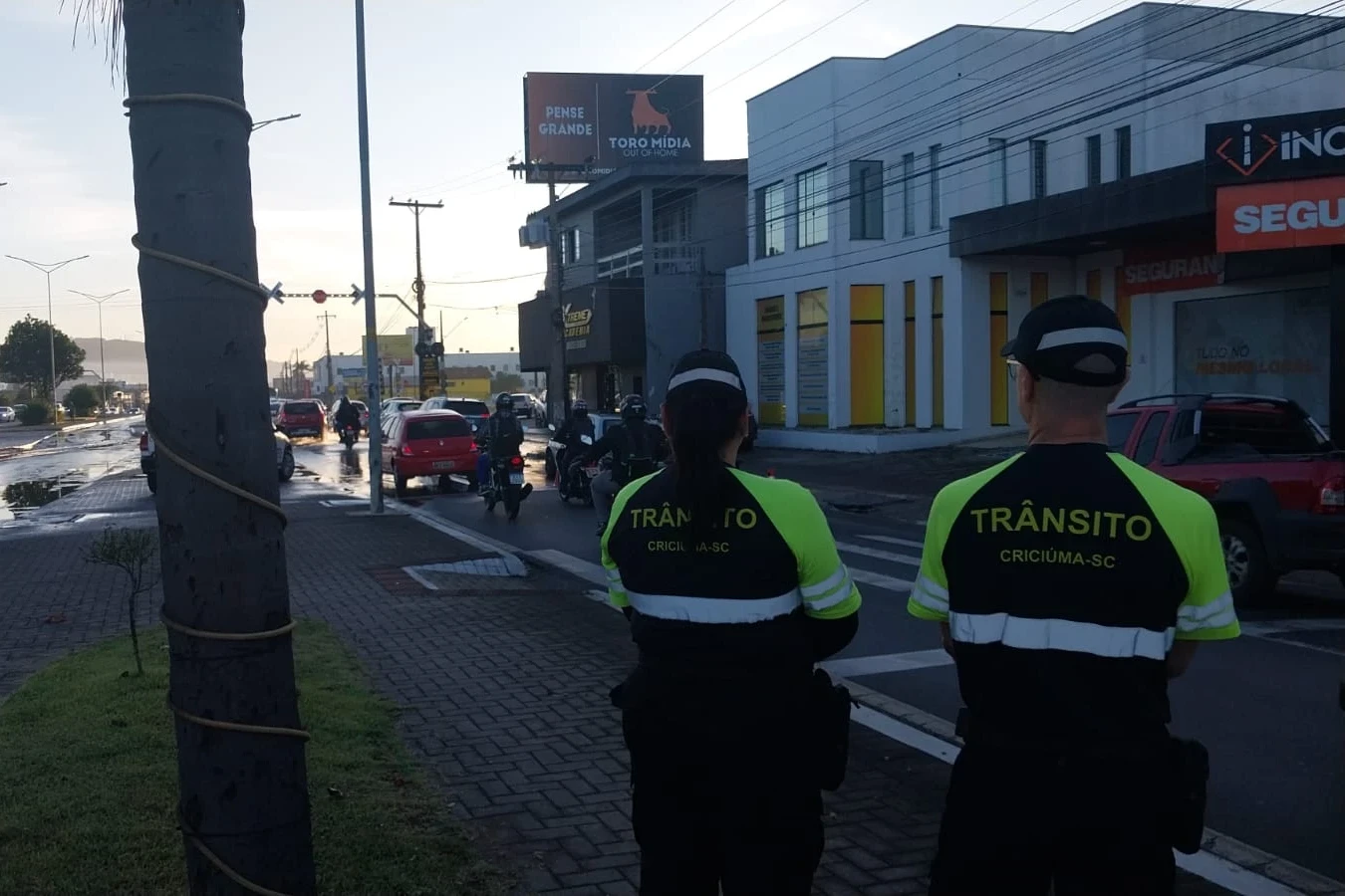 Trânsito é desviado na avenida Centenário após rompimento de adutora