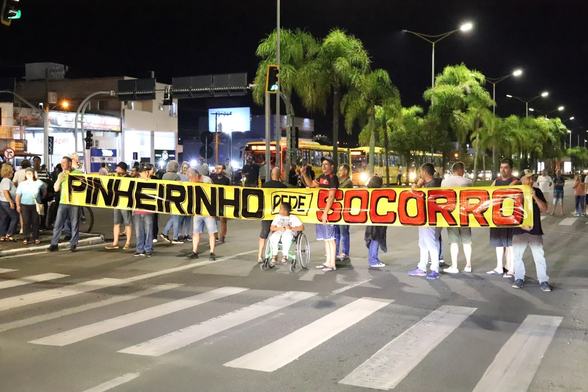 Moradores do Pinheirinho fecham a avenida Centenário e fazem novo protesto em Criciúma