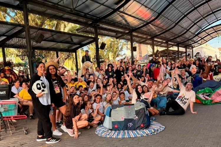Cortejo com bonecos transforma Nova Veneza em um grande palco para o Festival AnimaMão