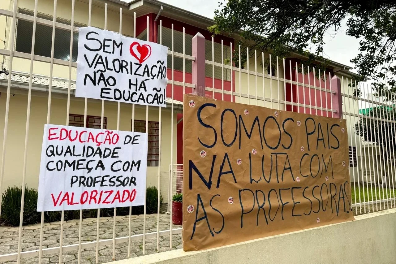 Grupo de pais espalha cartazes no Lapagesse em apoio aos professores da Afasc