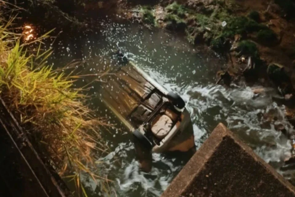 Fotos: carro cai de ponte, submerge em rio e passageiro morre em Criciúma