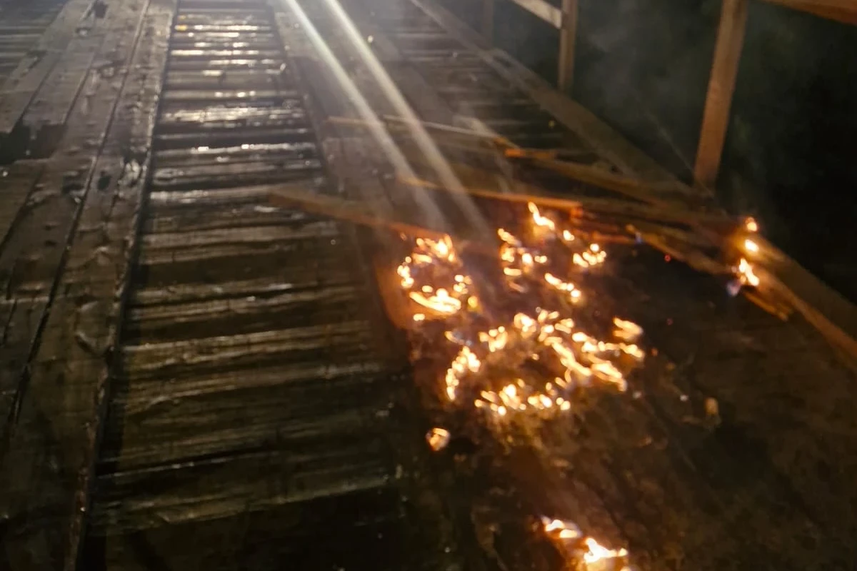 Vídeo: após acidente com duas mortes, homem ateia fogo em ponte em Criciúma
