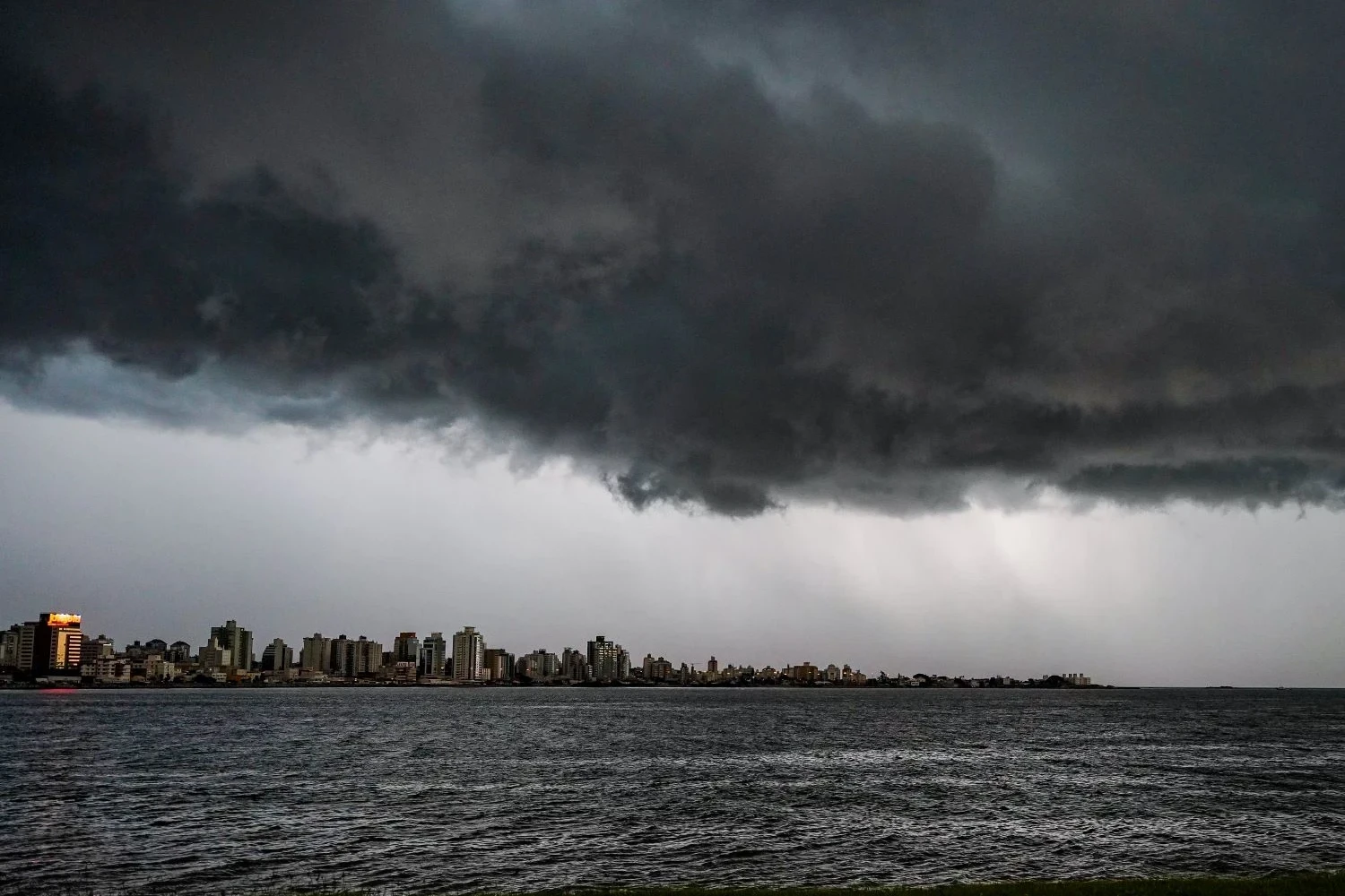 Vídeo: Frio intenso, mar agitado e temporais marcam a semana em Santa  Catarina - Portal Engeplus