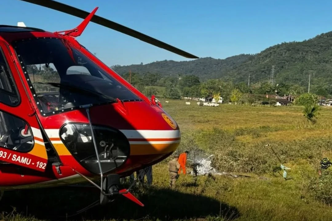 Helicóptero cai em Santa Catarina e deixa uma pessoa morta