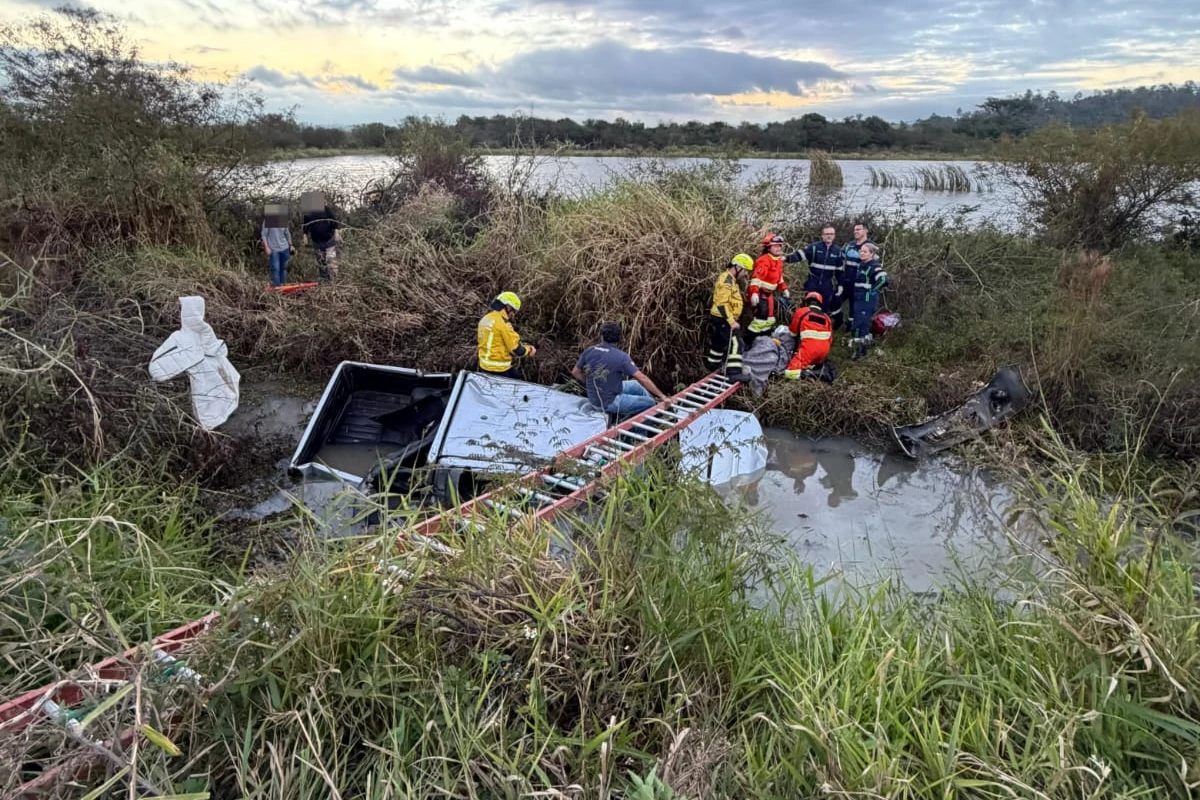 Dois homens ficam feridos em capotamento na BR-101