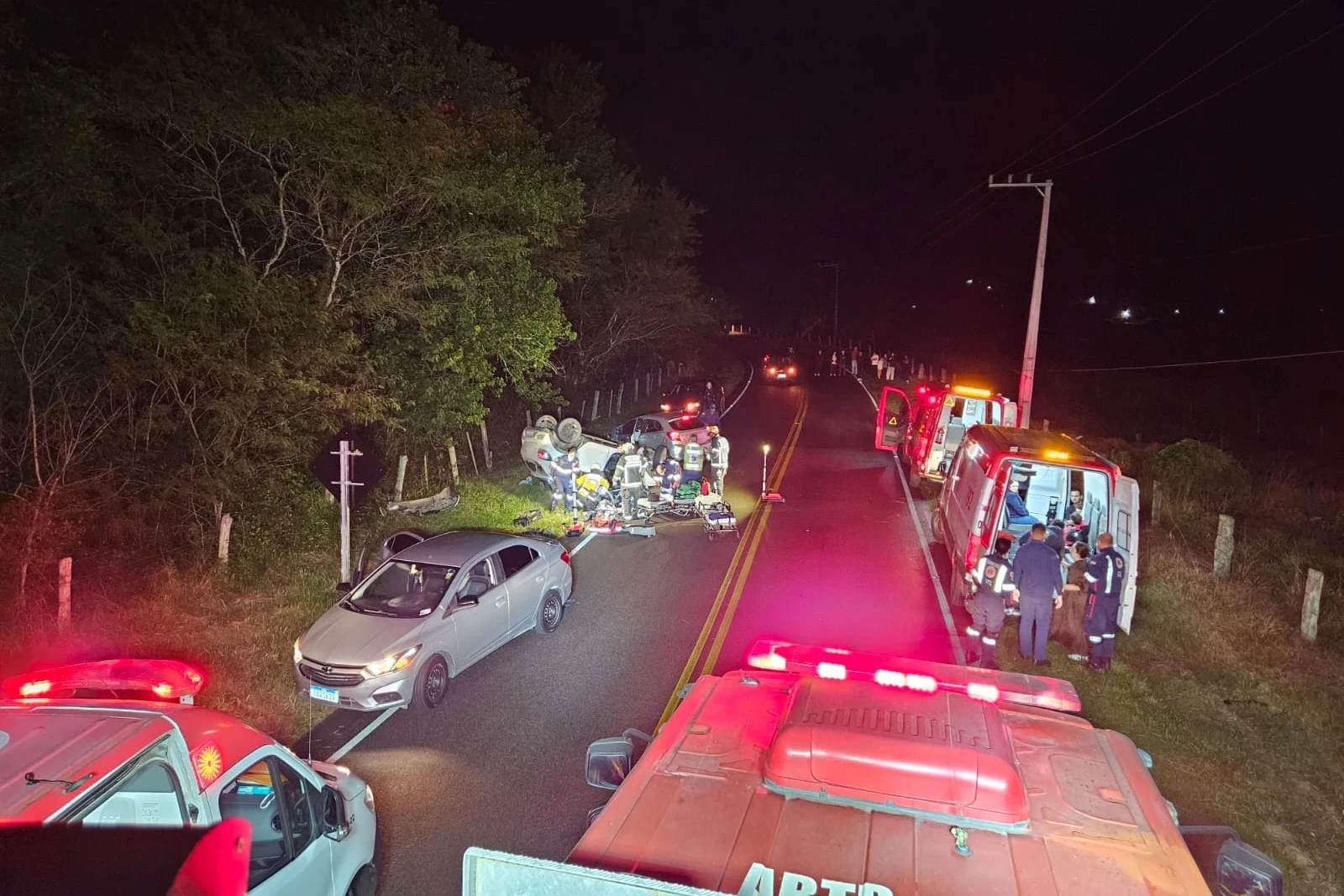 Adolescente fica em estado grave após colisão seguida de capotamento