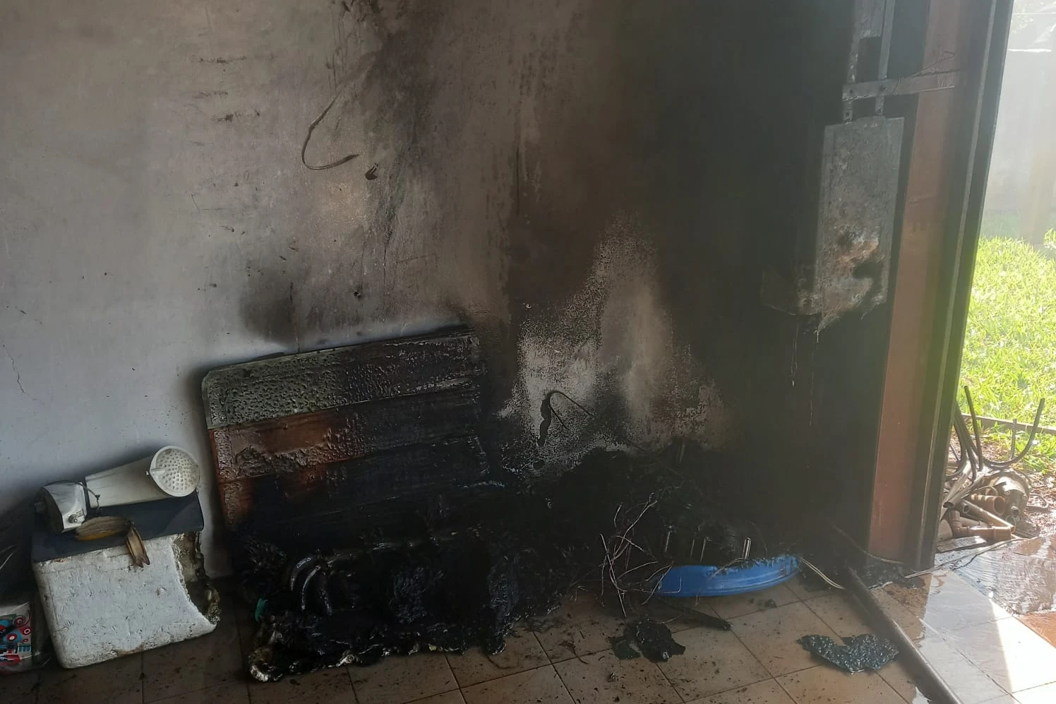 Motor elétrico de portão de garagem pega fogo