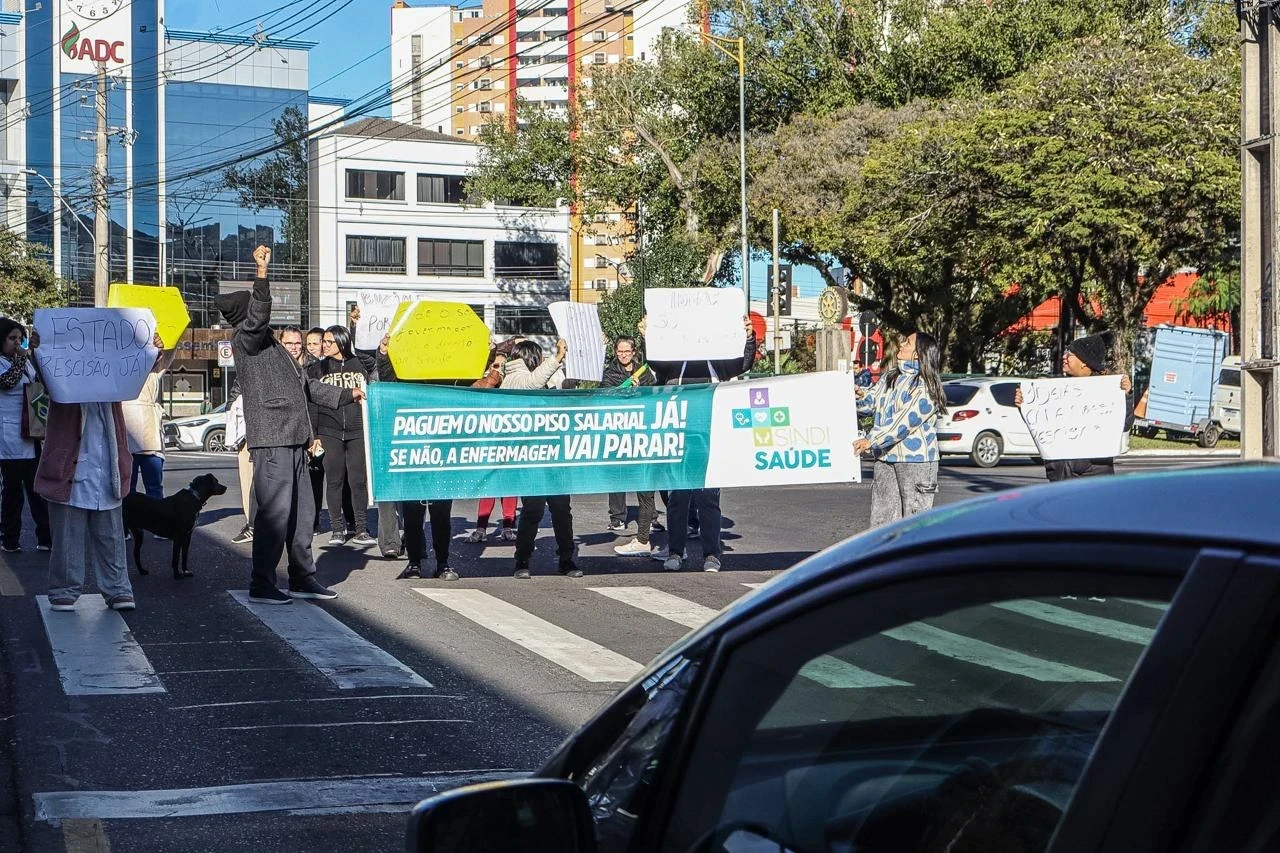 Vídeo e fotos: funcionários do Hospital Materno-Infantil protestam por verbas rescisórias em Criciúma