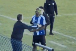 Vídeo: atacante do Tubarão é expulso por mostrar dedo do meio e chamar torcedor 'pra porrada'