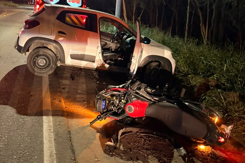 Jovem morre após colisão entre carro e motocicleta em Içara
