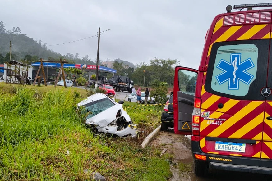 Acidente grave mata passageira de veículo em Orleans