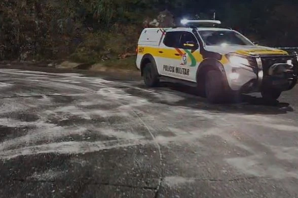 Vídeo: PMRv espalha sal na Serra do Rio do Rastro para evitar formação de gelo