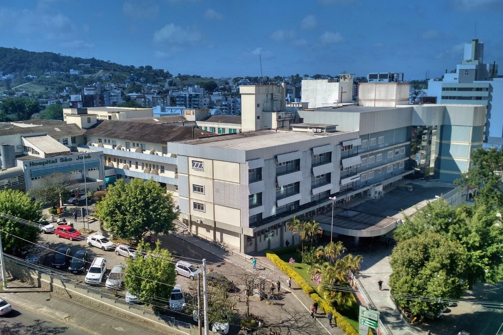 Superlotado, Hospital São José pede que Samu e bombeiros não encaminhem pacientes ao pronto-socorro