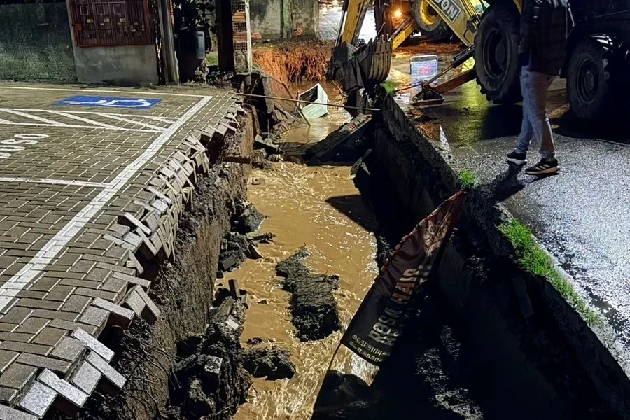 Vídeo: galeria de drenagem cede e interdita rua em Criciúma