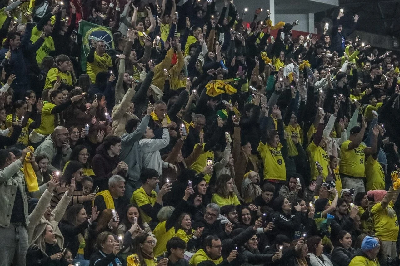Fotos: torcedores celebram a vitória da Seleção Brasileira de Vôlei em Criciúma