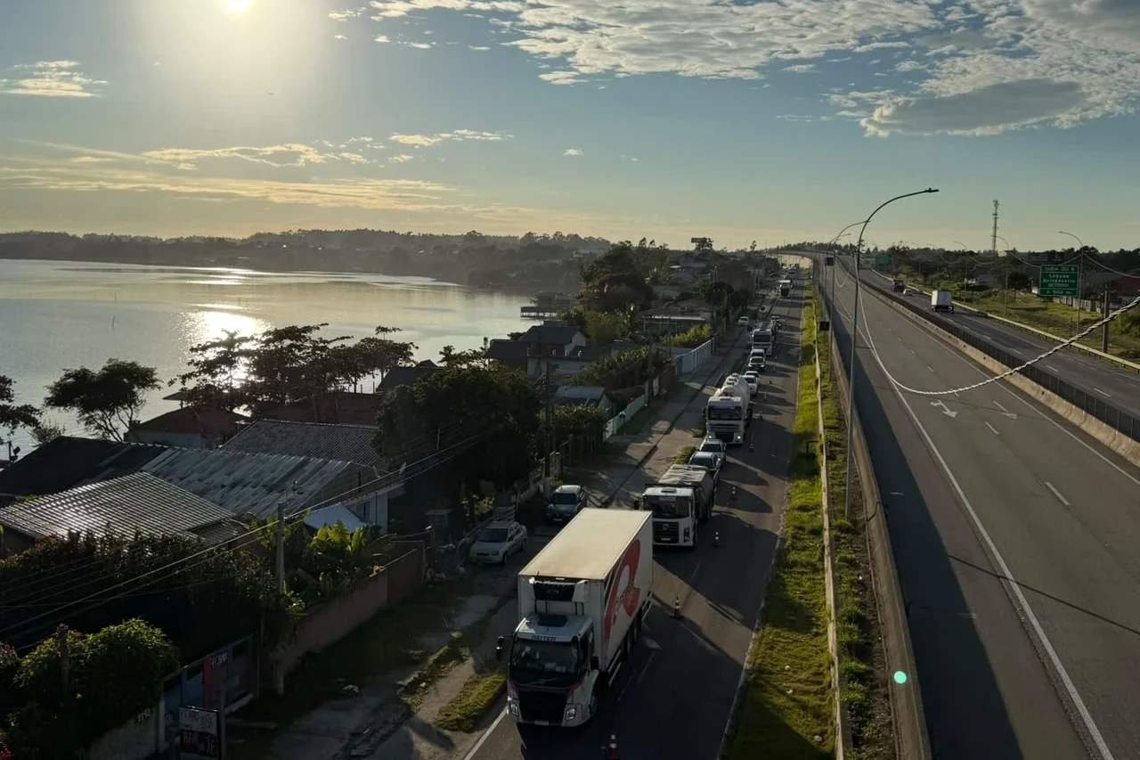 Filas quilométricas e horas de espera: PRF atualiza situação da BR-101 em Laguna após interdição de ponte