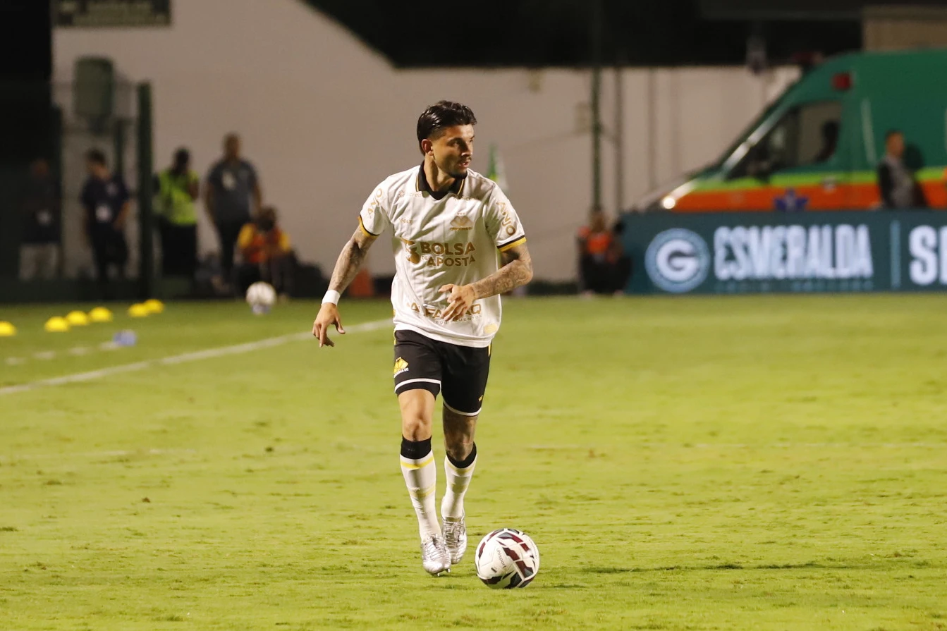 Criciúma estuda renovação de empréstimo de lateral-direito do Corinthians