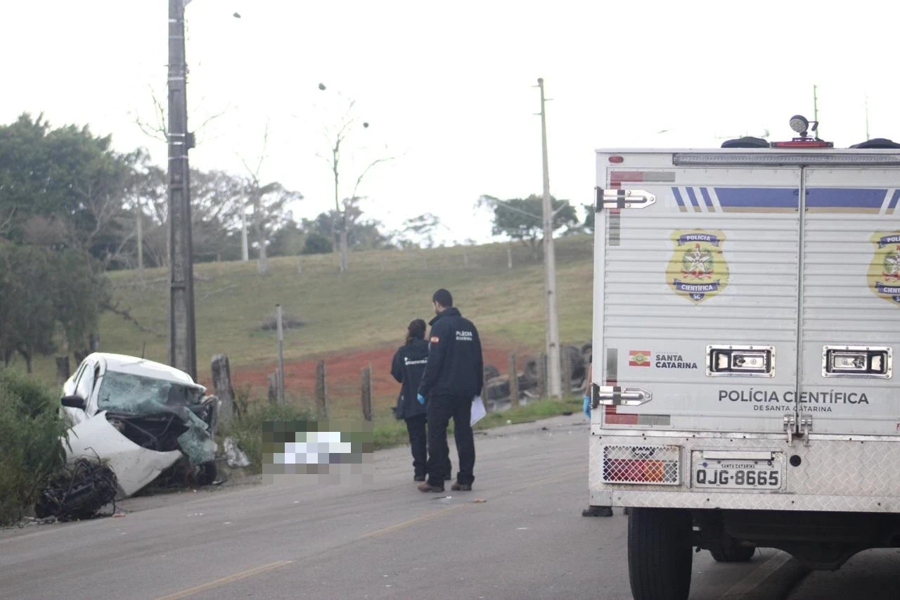 Colisão frontal entre carro e caminhão mata motorista em Criciúma