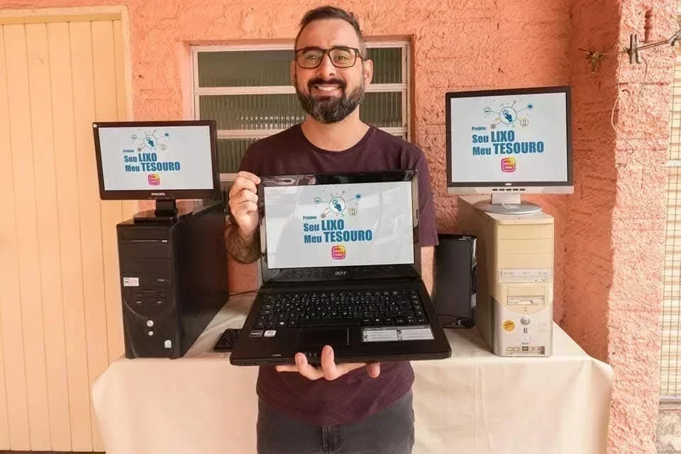 Da sucata à solidariedade: projeto transforma peças descartadas em computadores para famílias de baixa renda