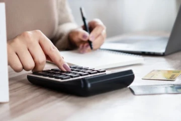 Tarifaços dos EUA diminuem confiança do consumidor e acendem alerta para economia