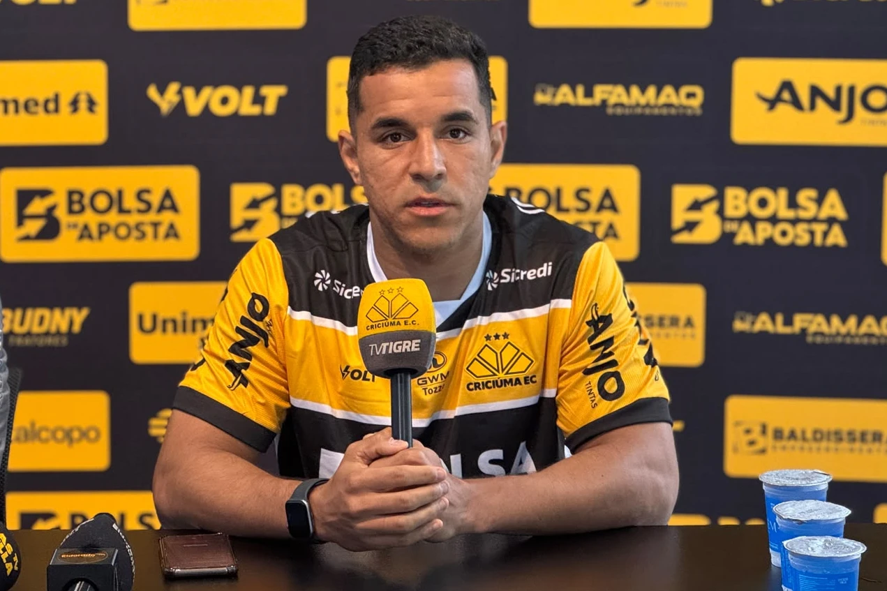 ‘Deus é bom’, afirma atacante ao ser apresentado no Criciúma
