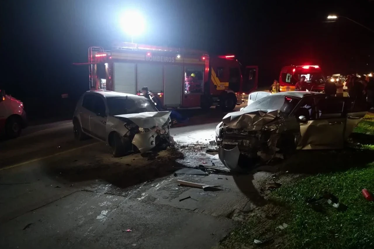 Vídeo: Acidente envolvendo três carros deixa um homem morto e cinco pessoas feridas em Criciúma