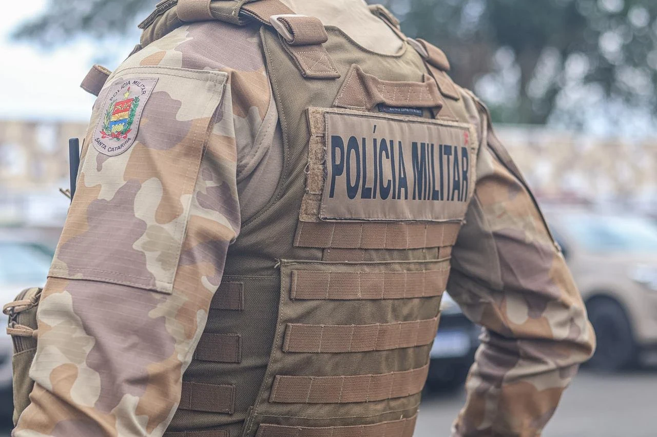 PM prende mulher flagrada com revólver sem numeração e entorpecentes em Cocal do Sul