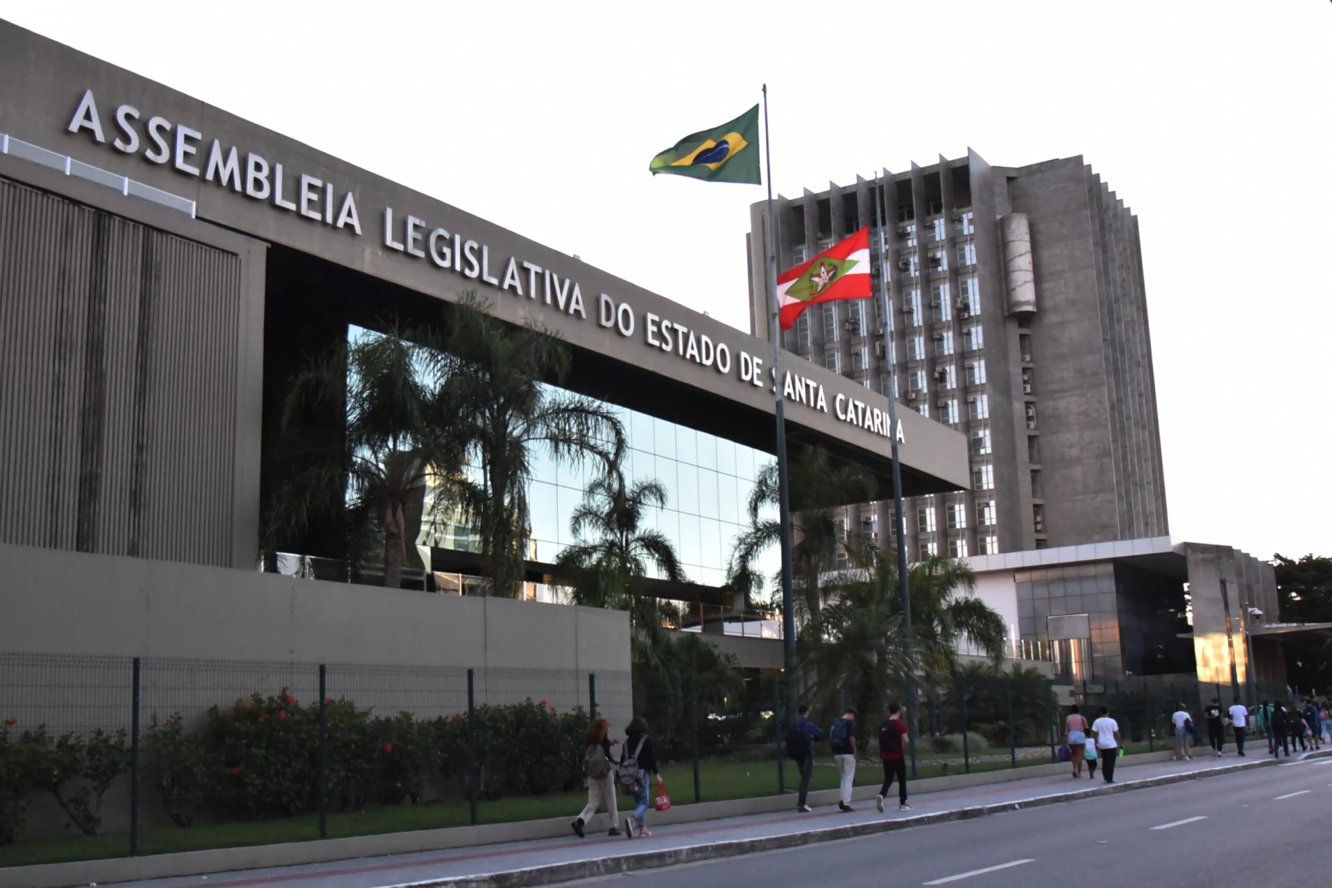 Pelo Estado 19/08: Cai o número de candidatos a deputado estadual em SC