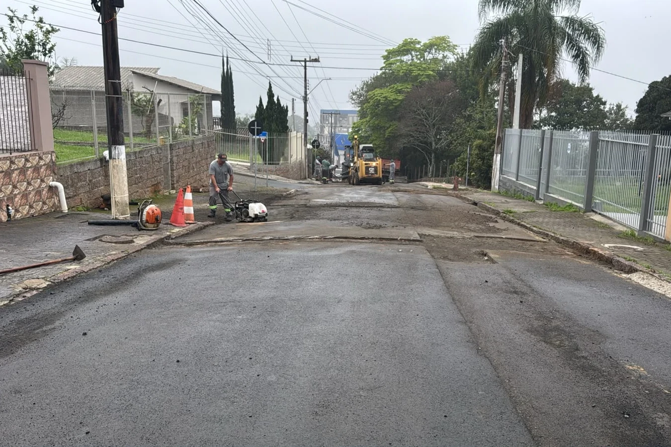 Vídeo: rua é interditada para pavimentação e exige atenção redobrada dos motoristas em Criciúma