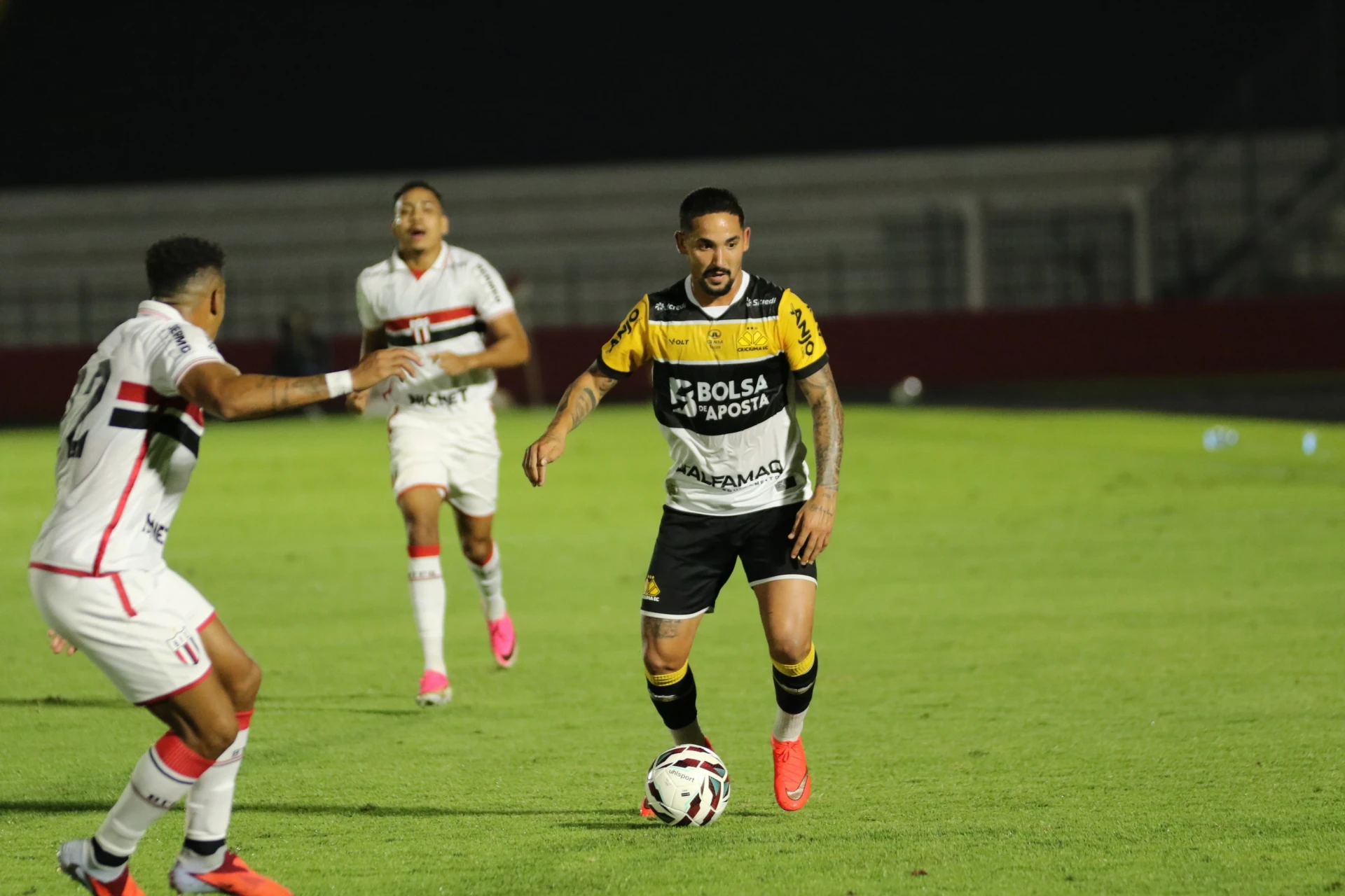 Criciúma sofre empate no último lance e deixa vitória escapar diante do Botafogo-SP