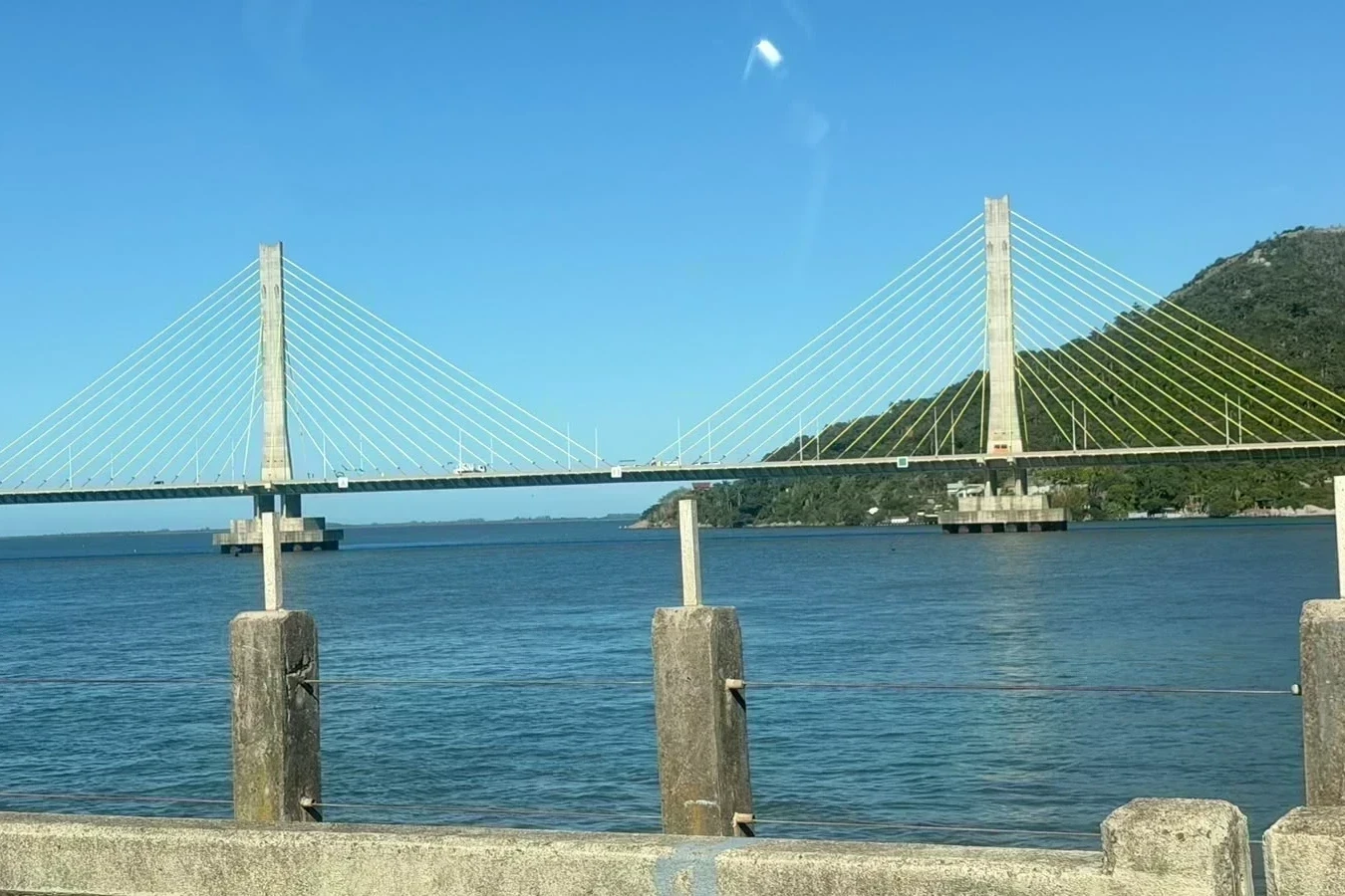 Imagem ilustrativa sobre MPF demandaDNIT por falhas graves na Ponte Anita Garibaldi, cartão postal da Laguna